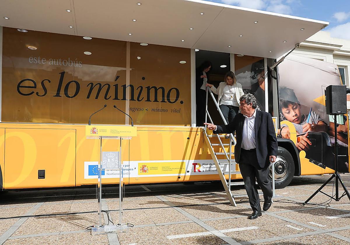 El ministro de Inclusión, Seguridad Social y Migraciones, José Luis Escrivá baja de un autobús informativo del Ingreso Mínimo Vital, en la sede del Ministerio