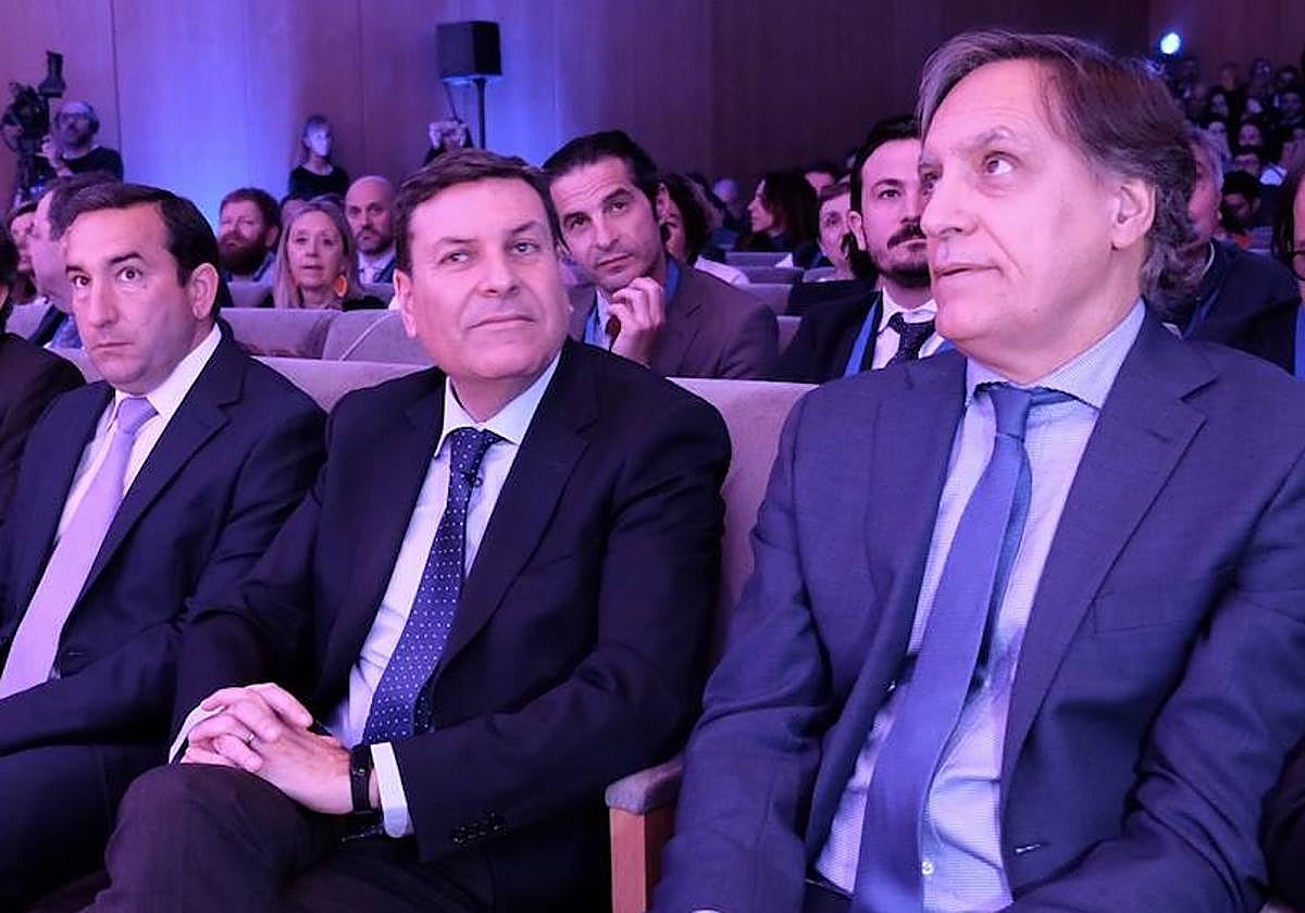 Carlos García Carbayo junto a Eloy Ruiz y Carlos Fernández Carriedo en la presentación de la Estrategia Emprendimiento e Innovación de Castilla y León 2027.