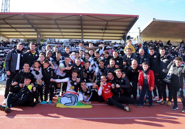 Imagen principal - Así celebró Unionistas el pase en la Copa del Rey ante el Dépor en enero de 2020. 