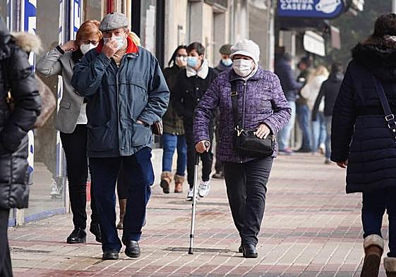 Varias personas pasean por Salamanca.
