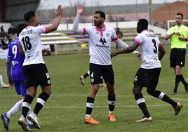 Marco Tulio, Alberto Durán y Souley Gassama celebrando el primer gol del Salamanca UDS ante el Becerril.