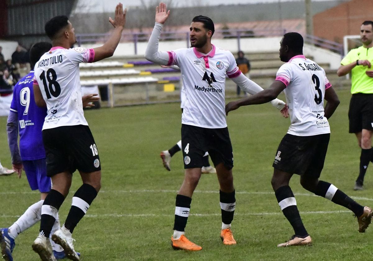 Marco Tulio, Alberto Durán y Souley Gassama celebrando el primer gol del Salamanca UDS ante el Becerril.