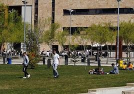Jóvenes en el Campus Miguel de Uanmuno de Salamanca.