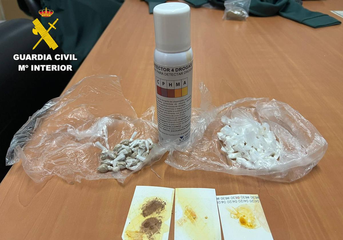 Material incautado por la Guardia Civil en un registro.