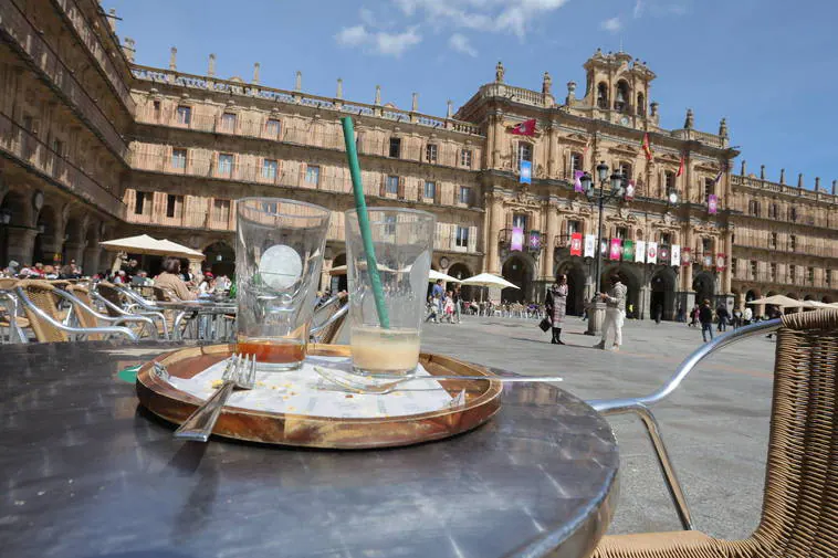 Una mesa de terraza sin recoger en la Plaza Mayor de Salamanca.