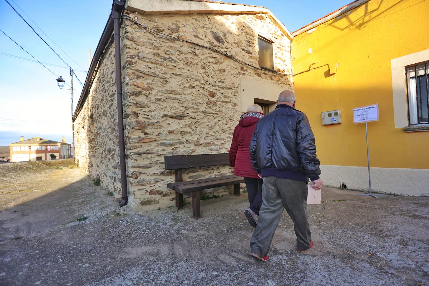 Dos personas van a votar en un pueblo de Salamanca.