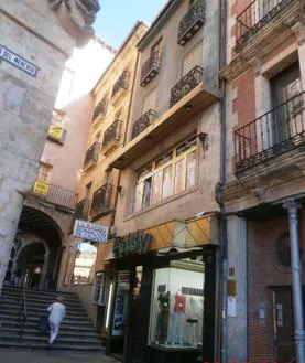 Imagen secundaria 2 - Rótulo en su parte trasera, en la calle Ventura Ruiz Aguilera; acceso por las escaleras del Villarrosa; y la tienda, cuando estaba todavía abierta.