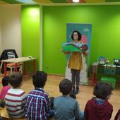 Unos niños atienden a la protagonista de un cuentacuentos.