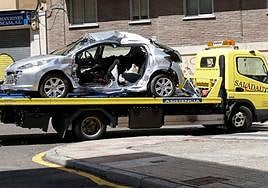 Una grúa retira un coche accidentado en Salamanca.