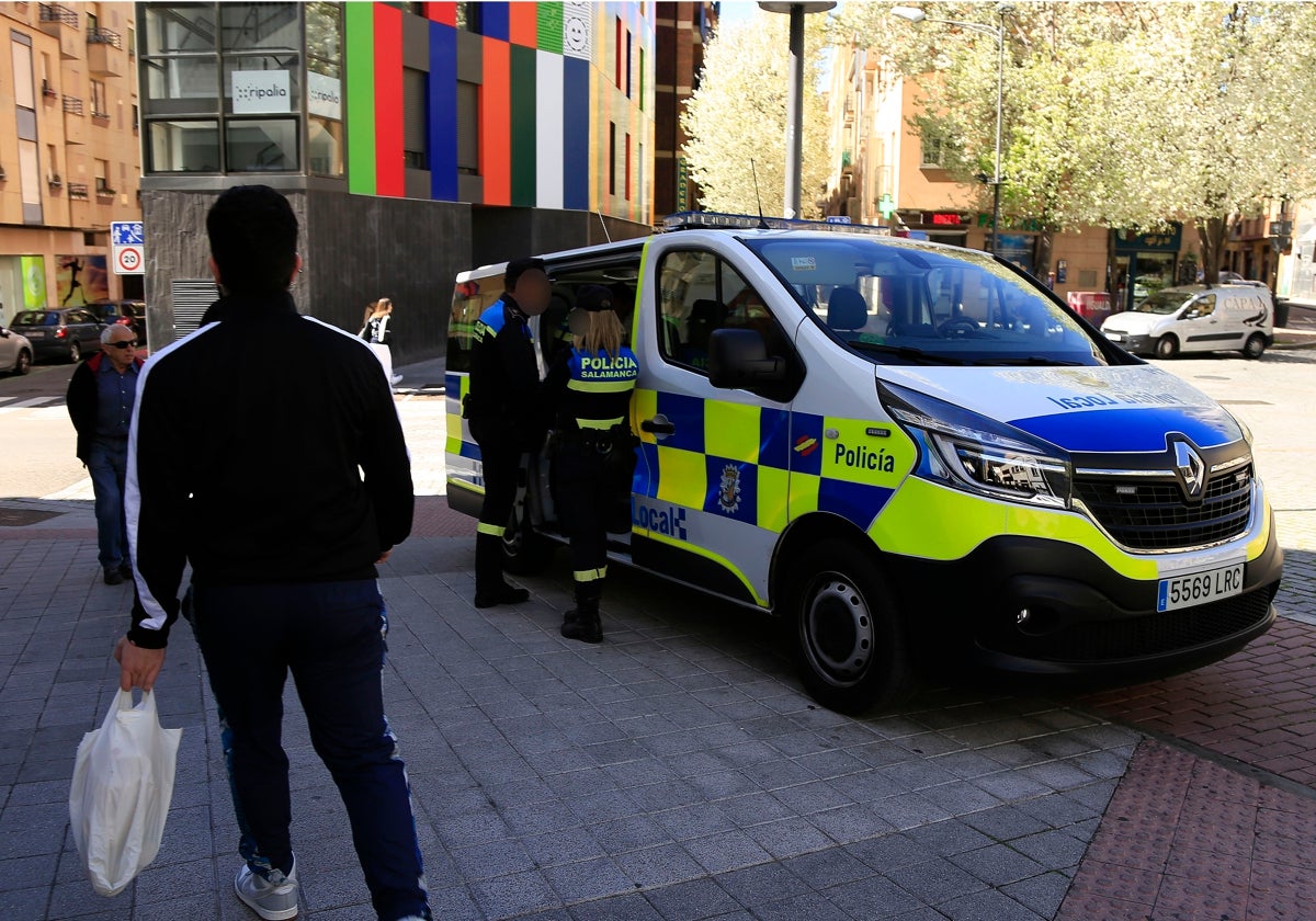 La Policía en el Barrio durante su estancia en la plaza del Oeste