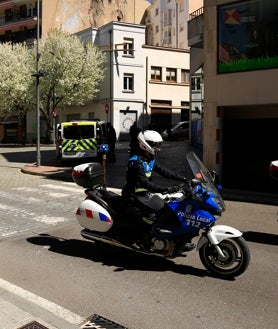 Imagen secundaria 2 - El furgón de la Policía en el Barrio y una patrulla auxiliar realizan juntos cada uno de los servicios.
