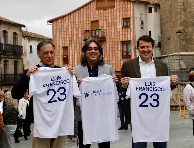 Mañueco considera «deleznable» que el PSOE tinte los incendios «de color político»