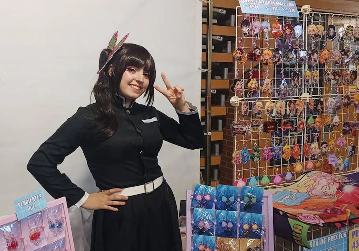 Muchos de los asistentes al evento, e incluso responsables de las tiendas, han elegido hacer 'cosplay': disfrazarse de sus personajes favoritos. Posa en la imagen Mina Starliart, 'cosplayer' invitada y responsable de una tienda de ilustraciones propias.