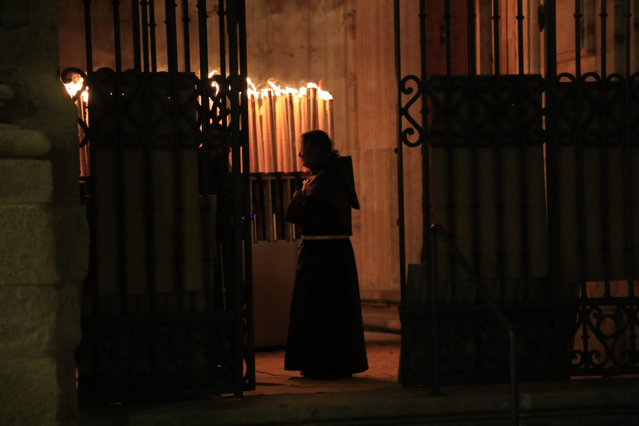 Una silenciosa y concurrida procesión del Cristo de la Humildad marca el Sábado de Pasión