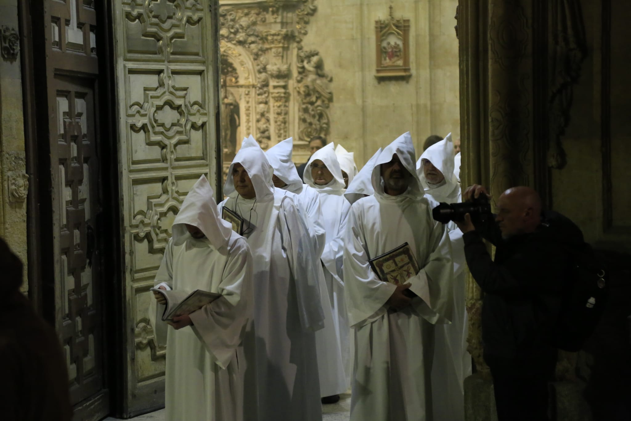 Una silenciosa y concurrida procesión del Cristo de la Humildad marca el Sábado de Pasión