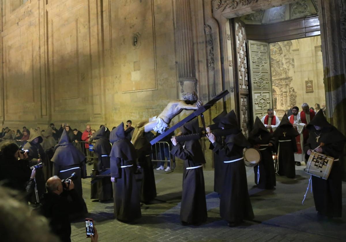 Una silenciosa y concurrida procesión del Cristo de la Humildad marca el Sábado de Pasión