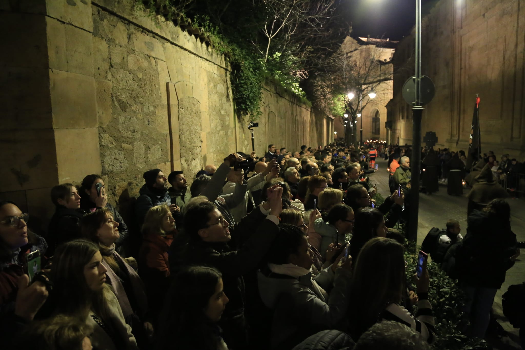 Una silenciosa y concurrida procesión del Cristo de la Humildad marca el Sábado de Pasión