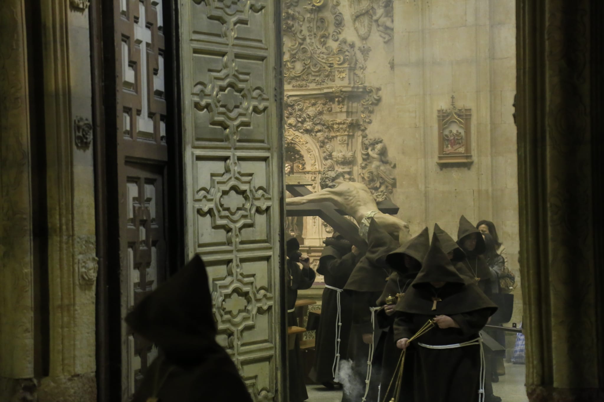 Una silenciosa y concurrida procesión del Cristo de la Humildad marca el Sábado de Pasión