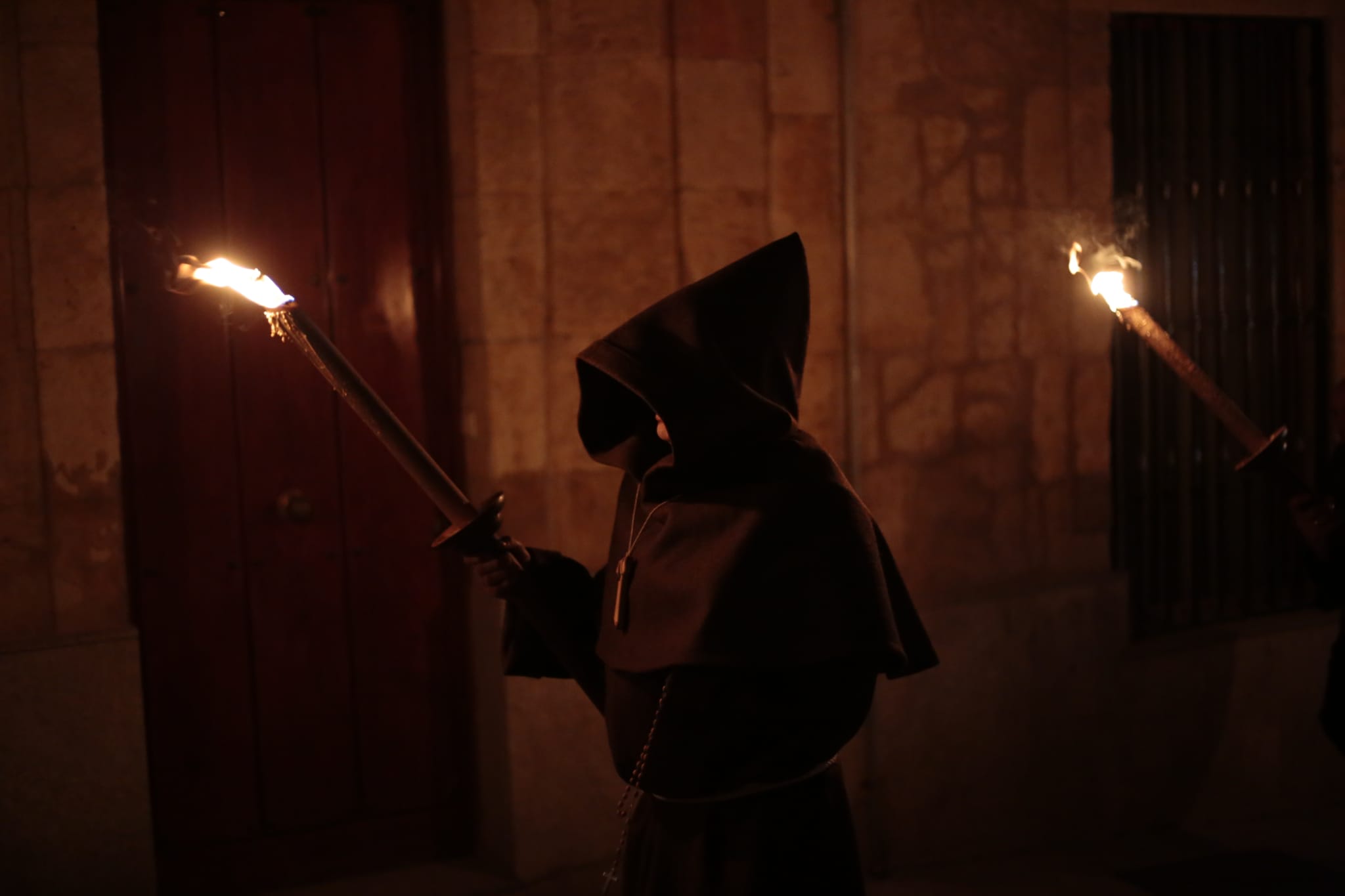 Una silenciosa y concurrida procesión del Cristo de la Humildad marca el Sábado de Pasión