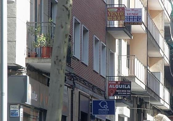 Imagen de archivo de carteles de venta y alquilar de viviendas en un calles de Salamanca