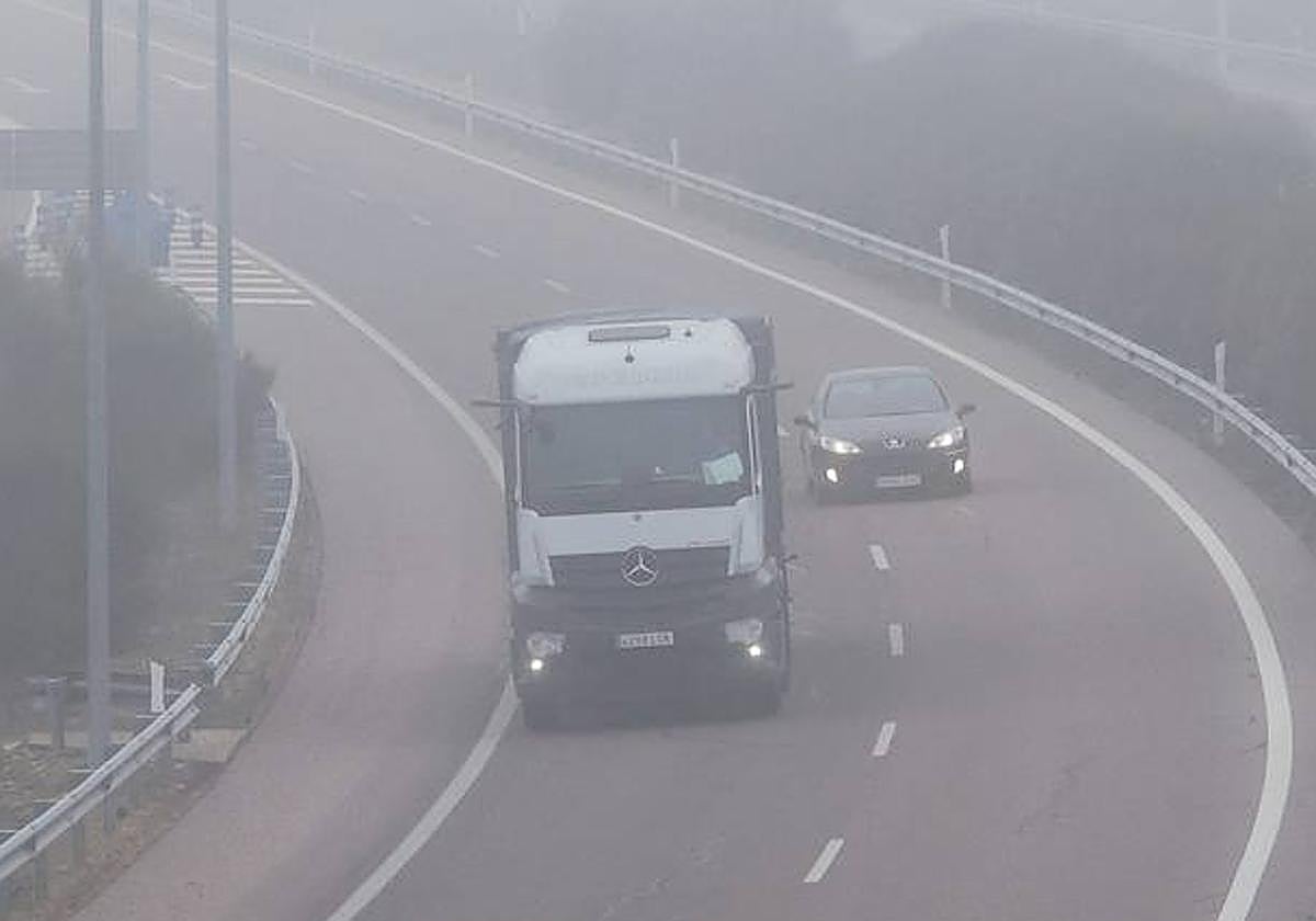Un camión a su paso por la A-62 en Ciudad Rodrigo.