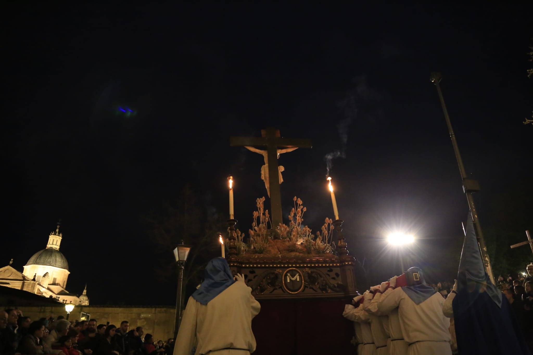 El Cristo de los Doctrinos tiñe la noche de fe y silencio