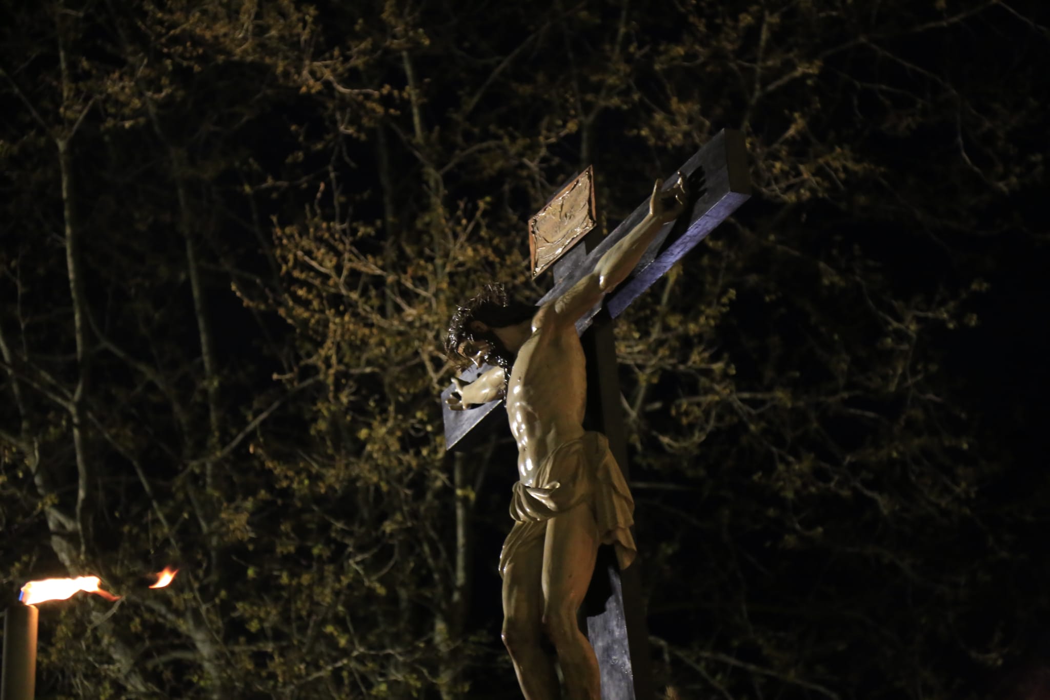 El Cristo de los Doctrinos tiñe la noche de fe y silencio
