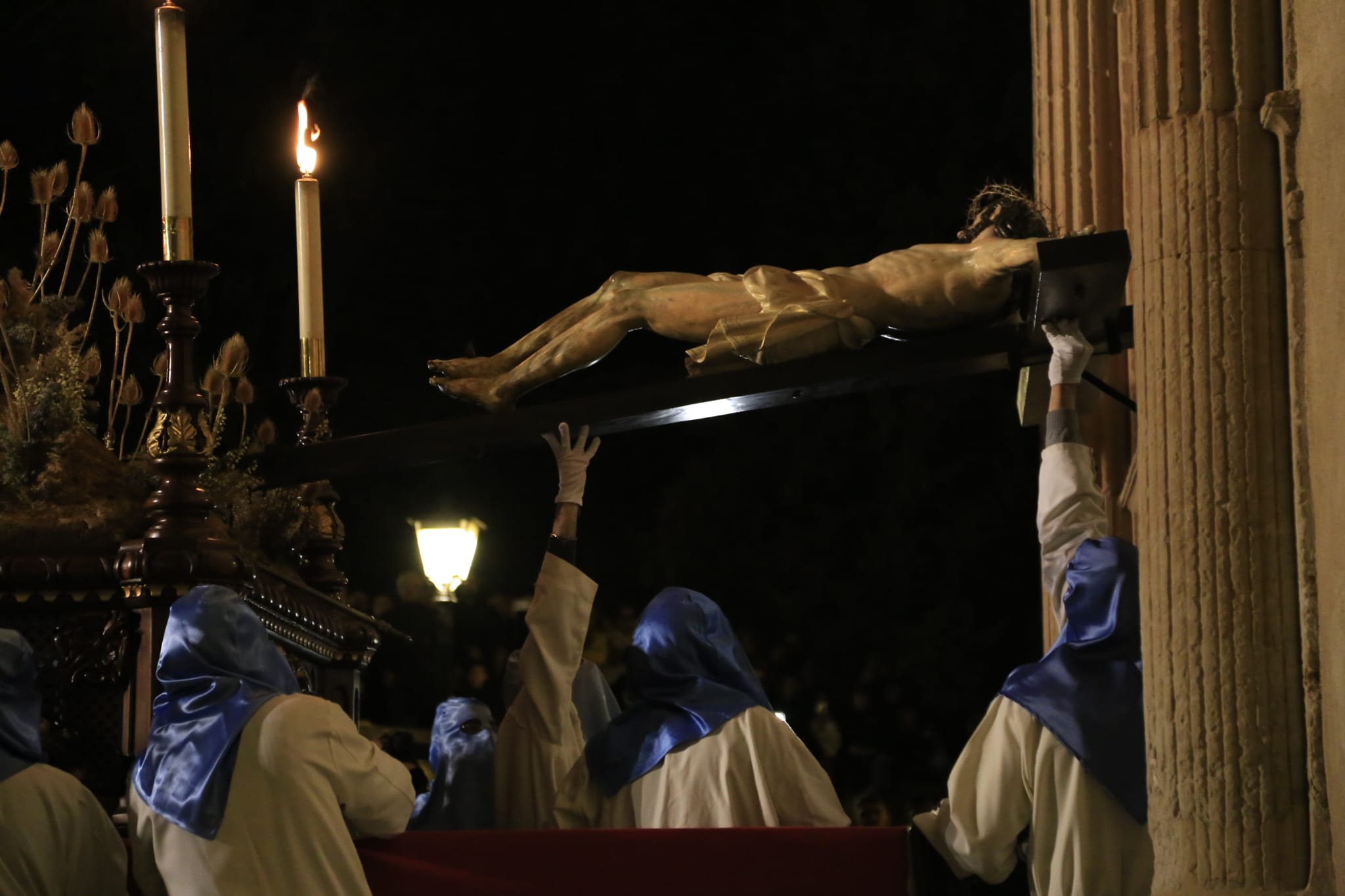 El Cristo de los Doctrinos tiñe la noche de fe y silencio