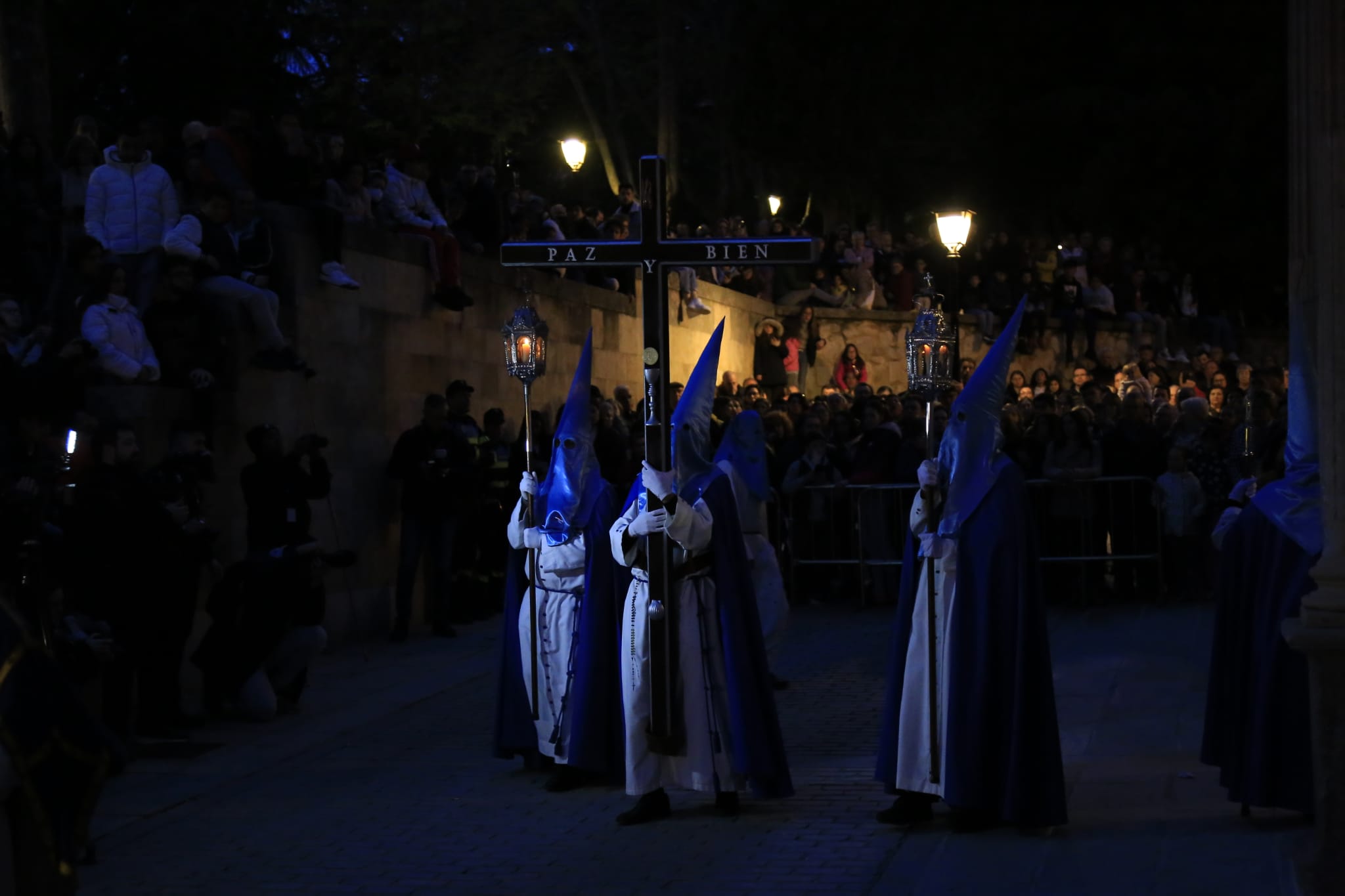 El Cristo de los Doctrinos tiñe la noche de fe y silencio