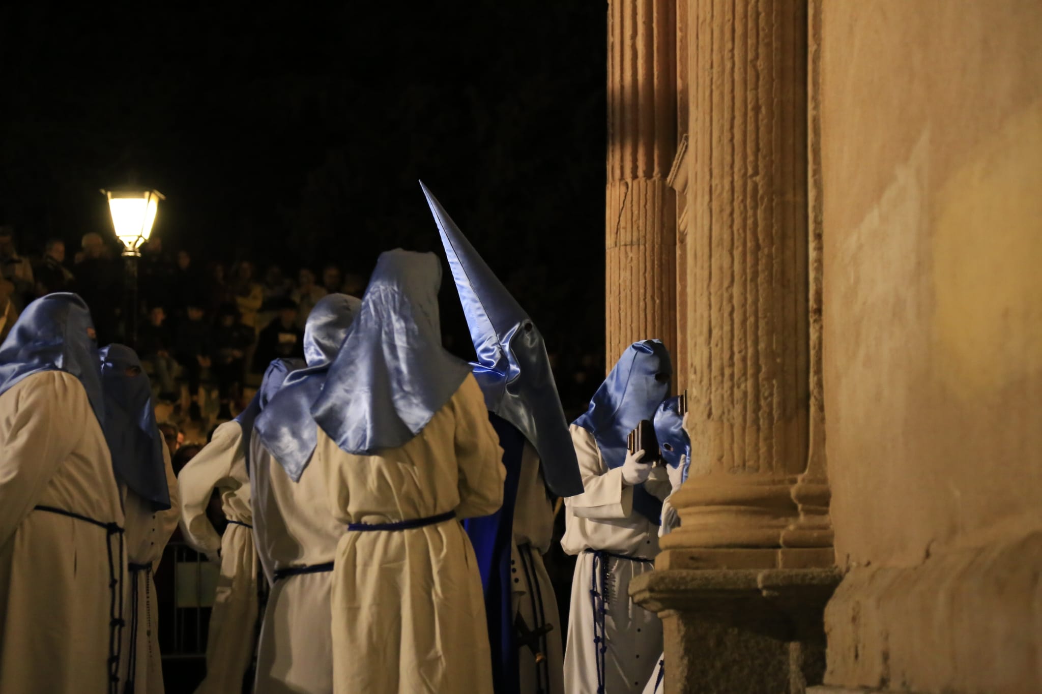El Cristo de los Doctrinos tiñe la noche de fe y silencio