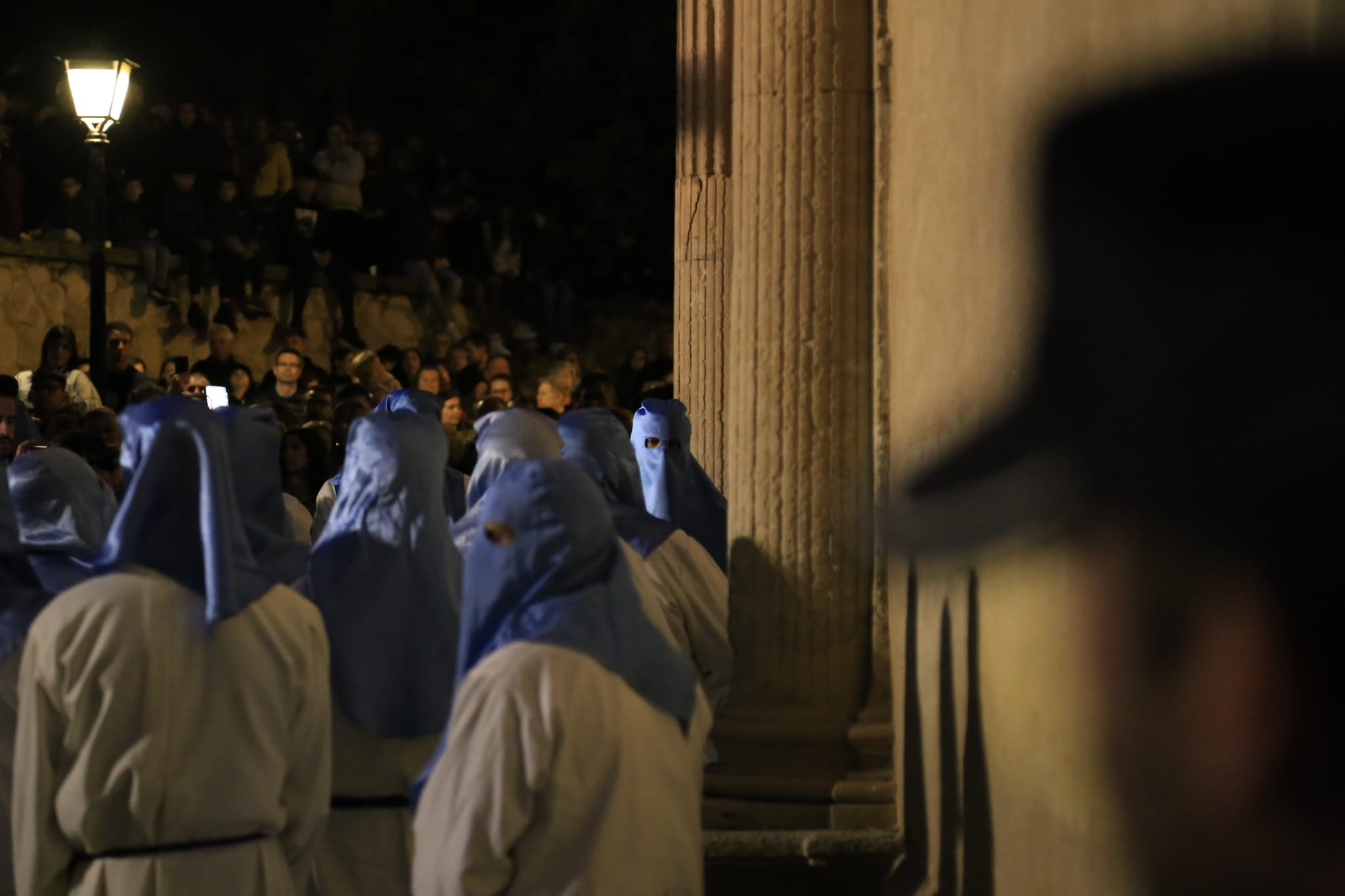 El Cristo de los Doctrinos tiñe la noche de fe y silencio