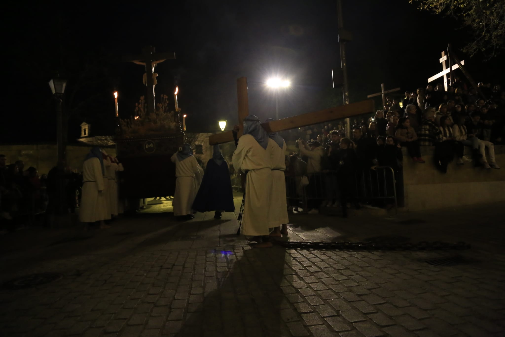 El Cristo de los Doctrinos tiñe la noche de fe y silencio
