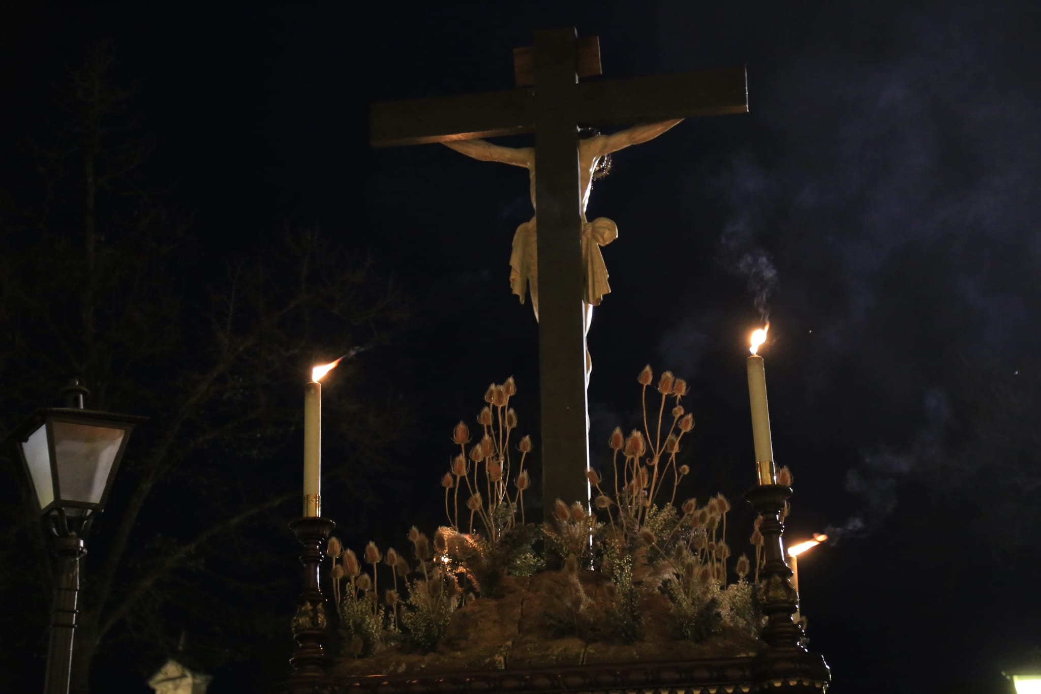 El Cristo de los Doctrinos tiñe la noche de fe y silencio
