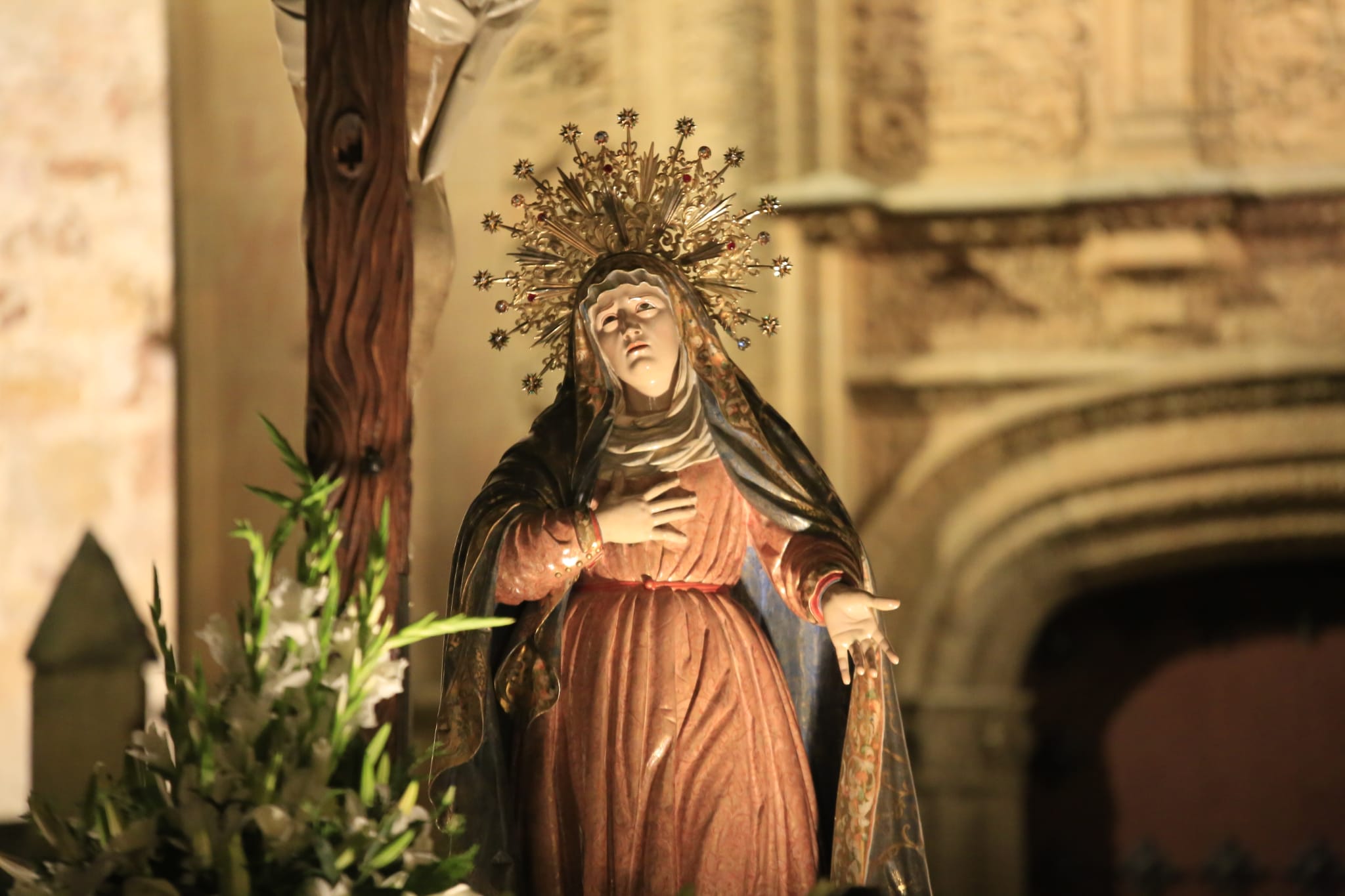 La Universitaria irradia fe y devoción en silencio con su Cristo de la Luz