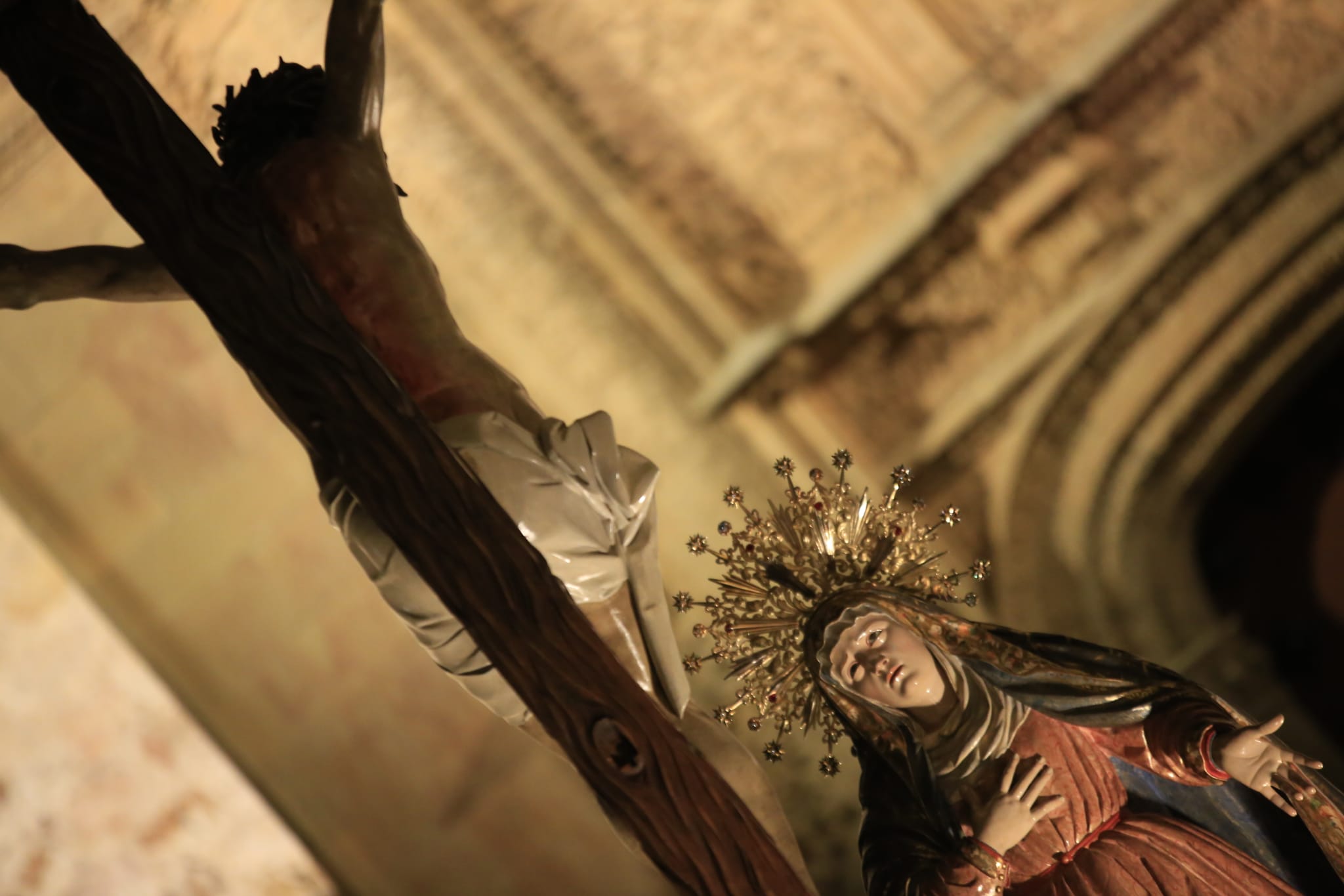 La Universitaria irradia fe y devoción en silencio con su Cristo de la Luz