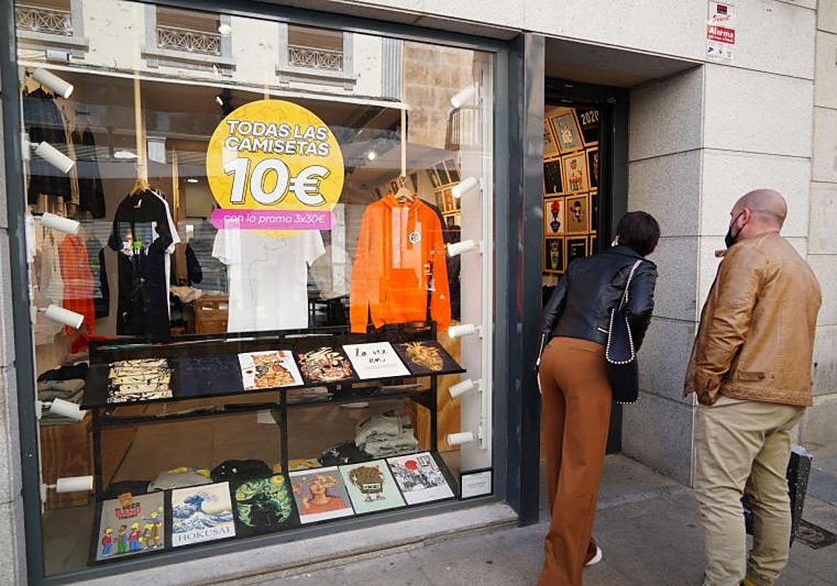 Unos turistas se paran frente a un establecimiento de Salamanca.