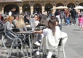Turistas en una terraza de la Plaza Mayor de Salamanca este miércoles.