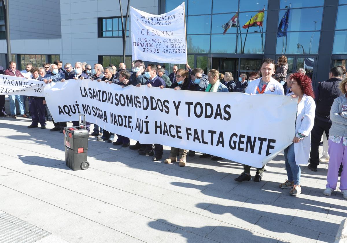 Concentración de los trabajadores de mantenimiento contra la privatización