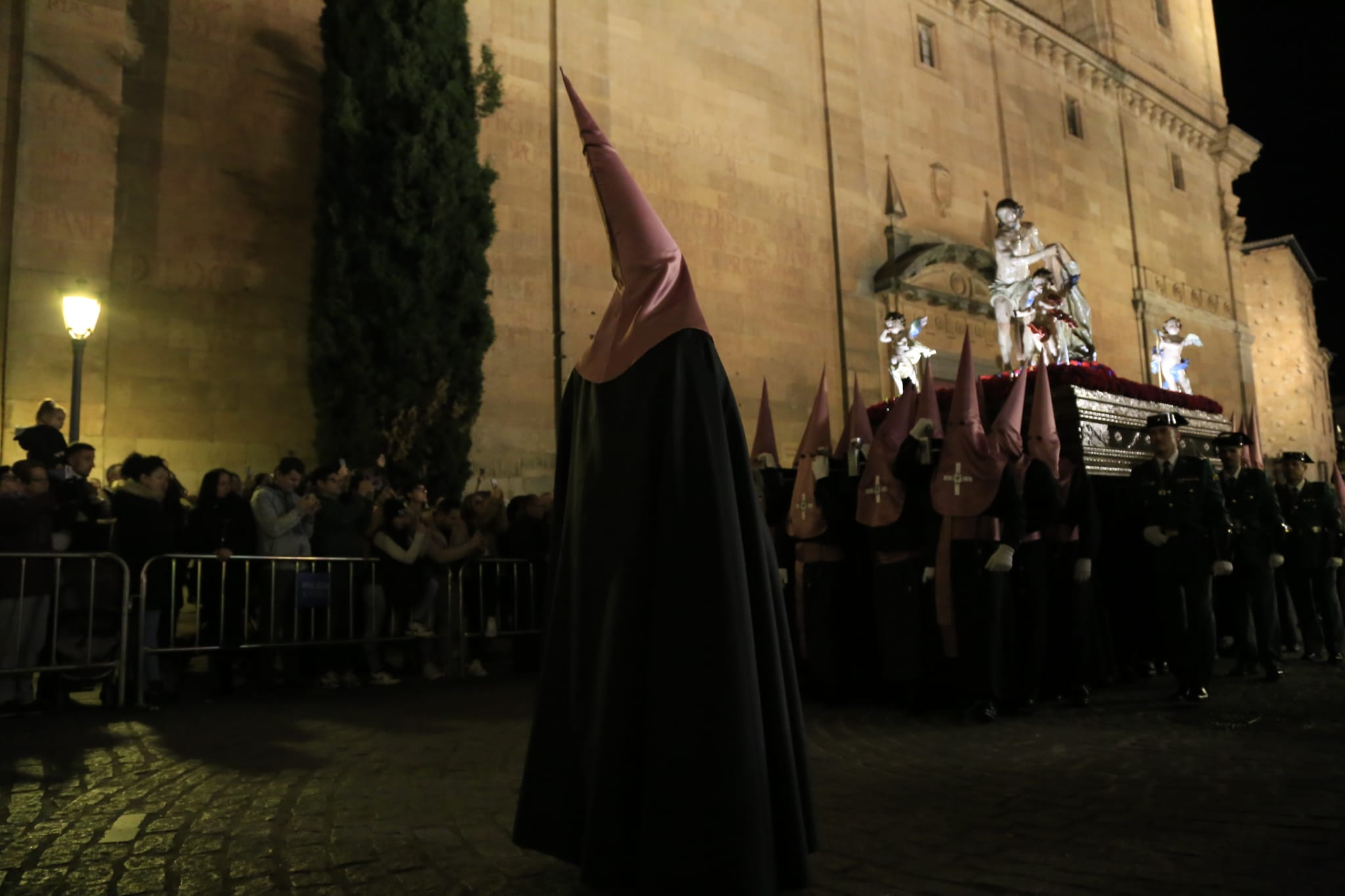 La solemnidad de Jesús Flagelado envuelve la noche de Salamanca