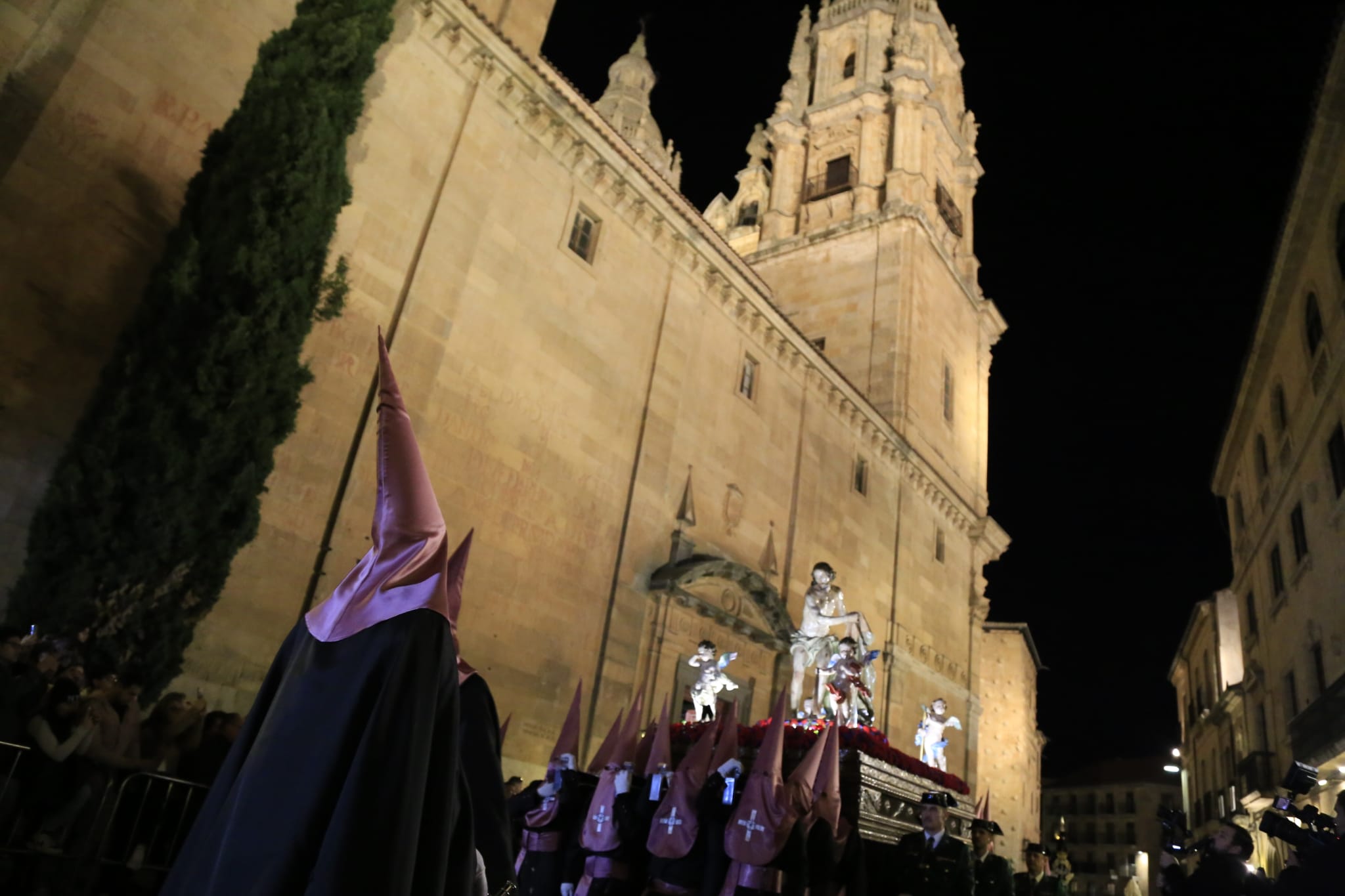 La solemnidad de Jesús Flagelado envuelve la noche de Salamanca