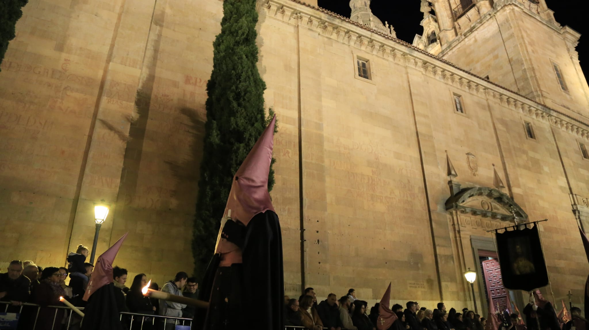 La solemnidad de Jesús Flagelado envuelve la noche de Salamanca