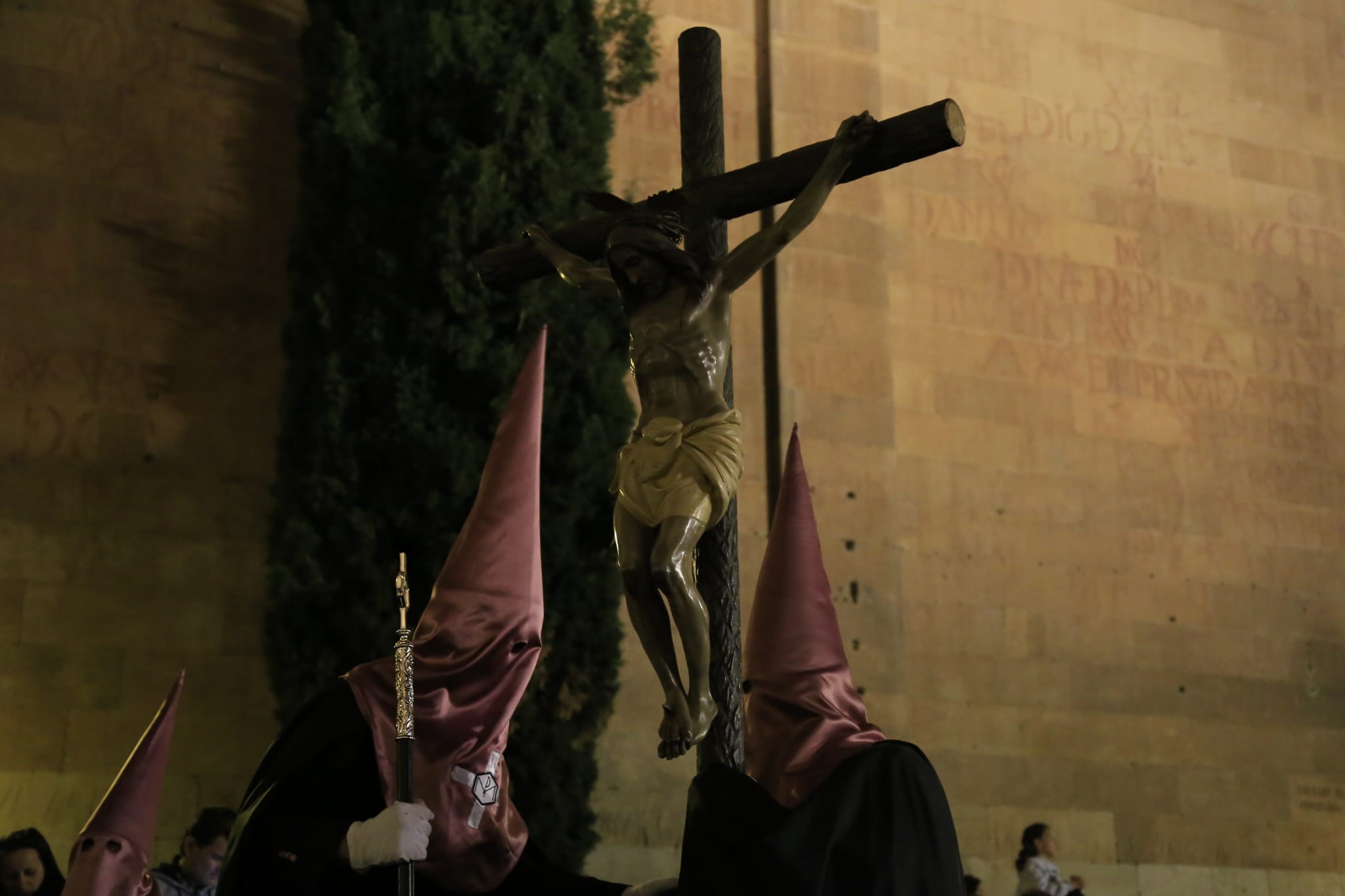 La solemnidad de Jesús Flagelado envuelve la noche de Salamanca