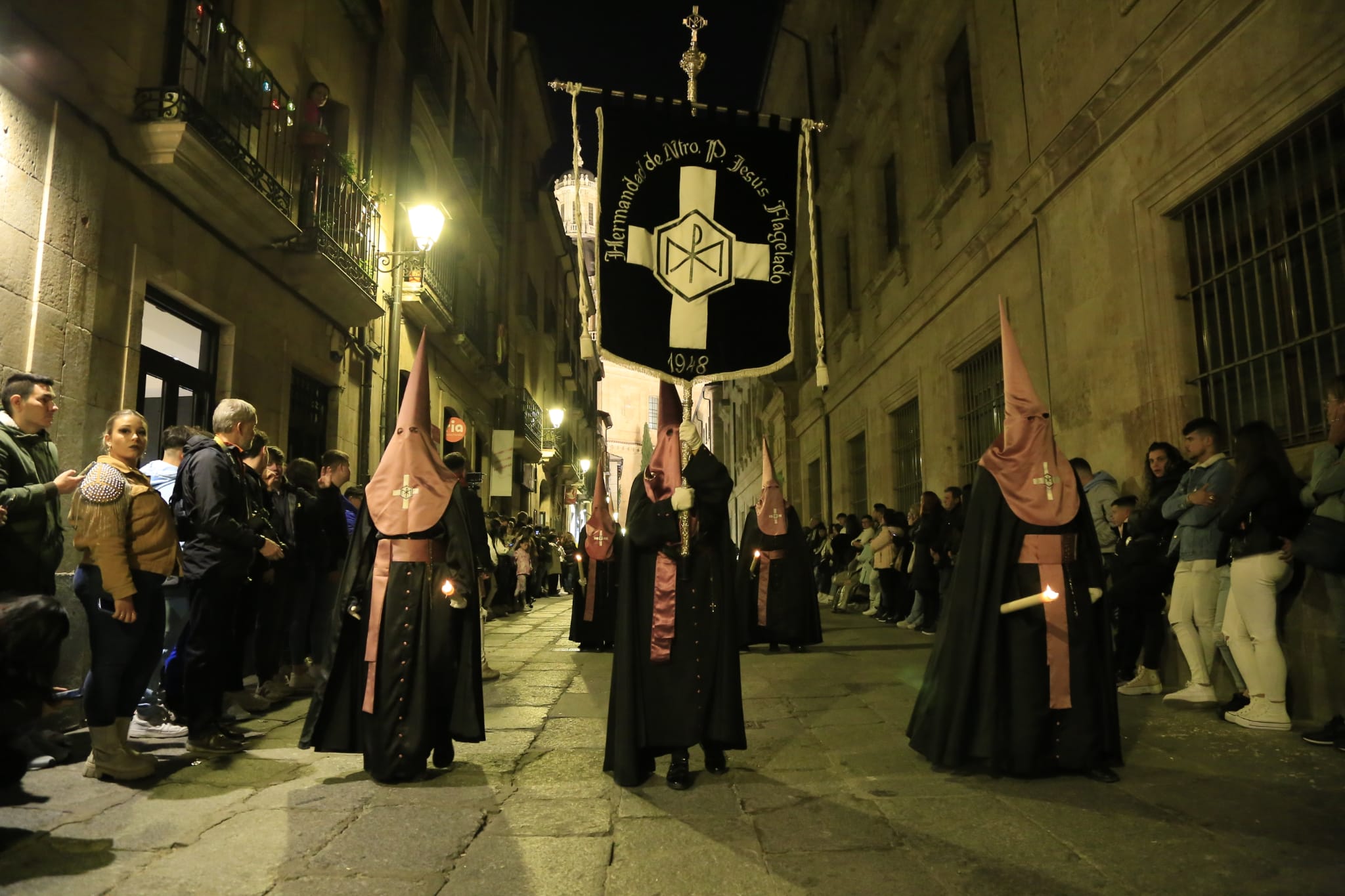 La solemnidad de Jesús Flagelado envuelve la noche de Salamanca