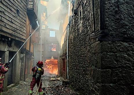 Imagen secundaria 1 - Bomberos apagando las llamas.