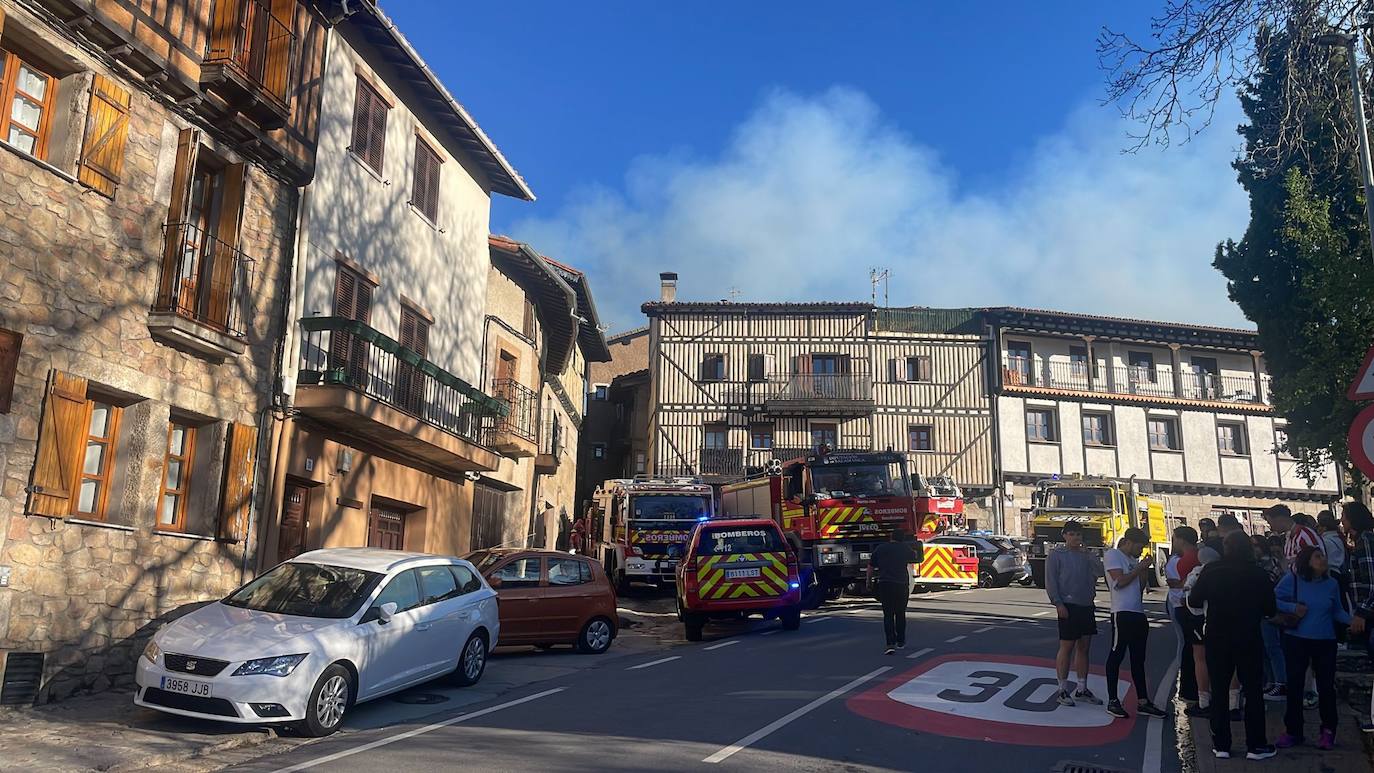 Numerosas dotaciones de bomberos han acudido a extinguir las llamas.