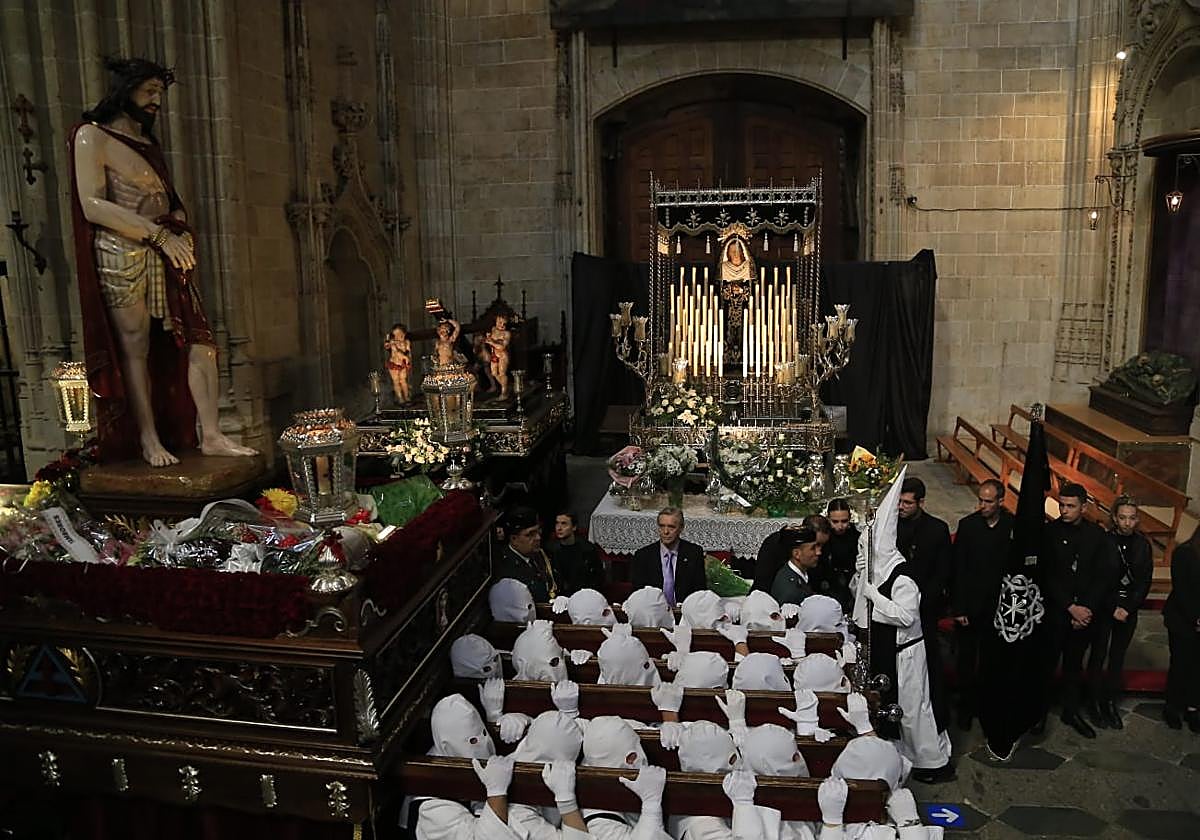 La Hermandad del Vía Crucis acerca la fe a los enfermos del Hospital de la Santísima Trinidad