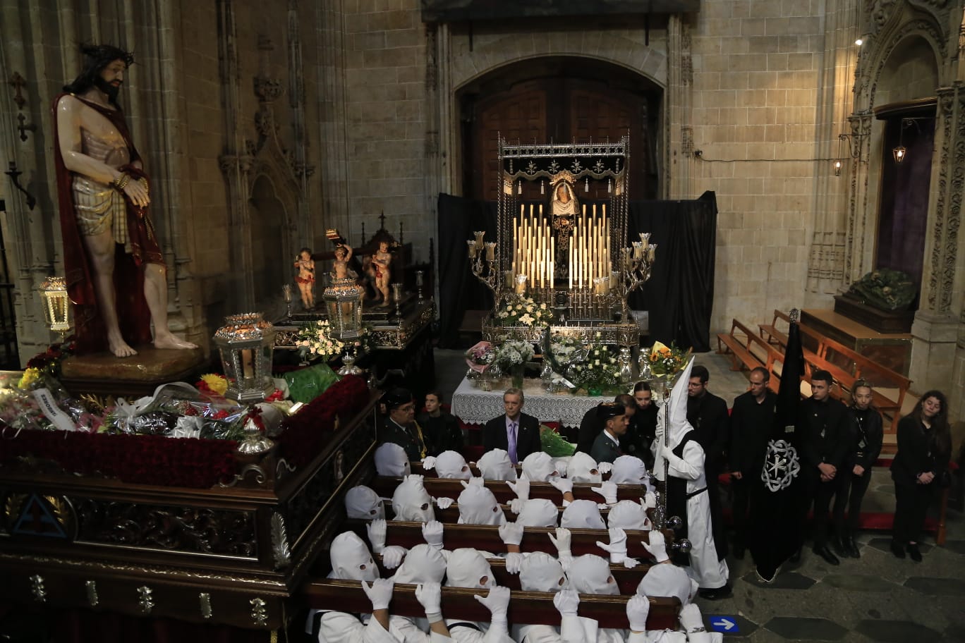 La Hermandad del Vía Crucis acerca la fe a los enfermos del Hospital de la Santísima Trinidad