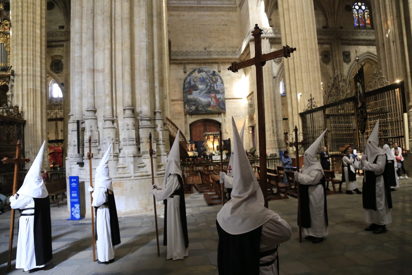 La Hermandad del Vía Crucis acerca la fe a los enfermos del Hospital de la Santísima Trinidad