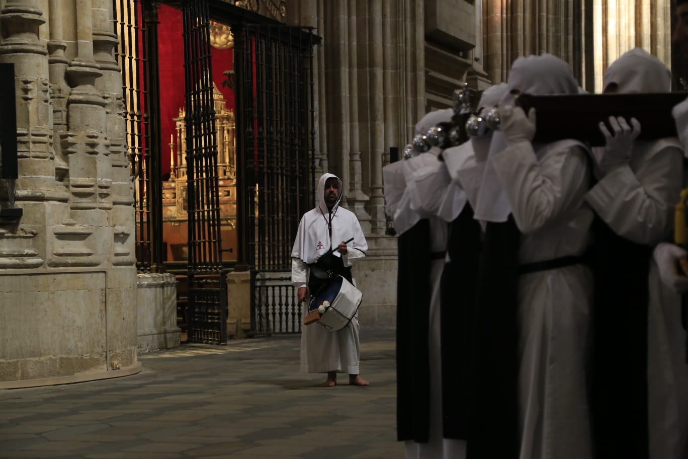 La Hermandad del Vía Crucis acerca la fe a los enfermos del Hospital de la Santísima Trinidad