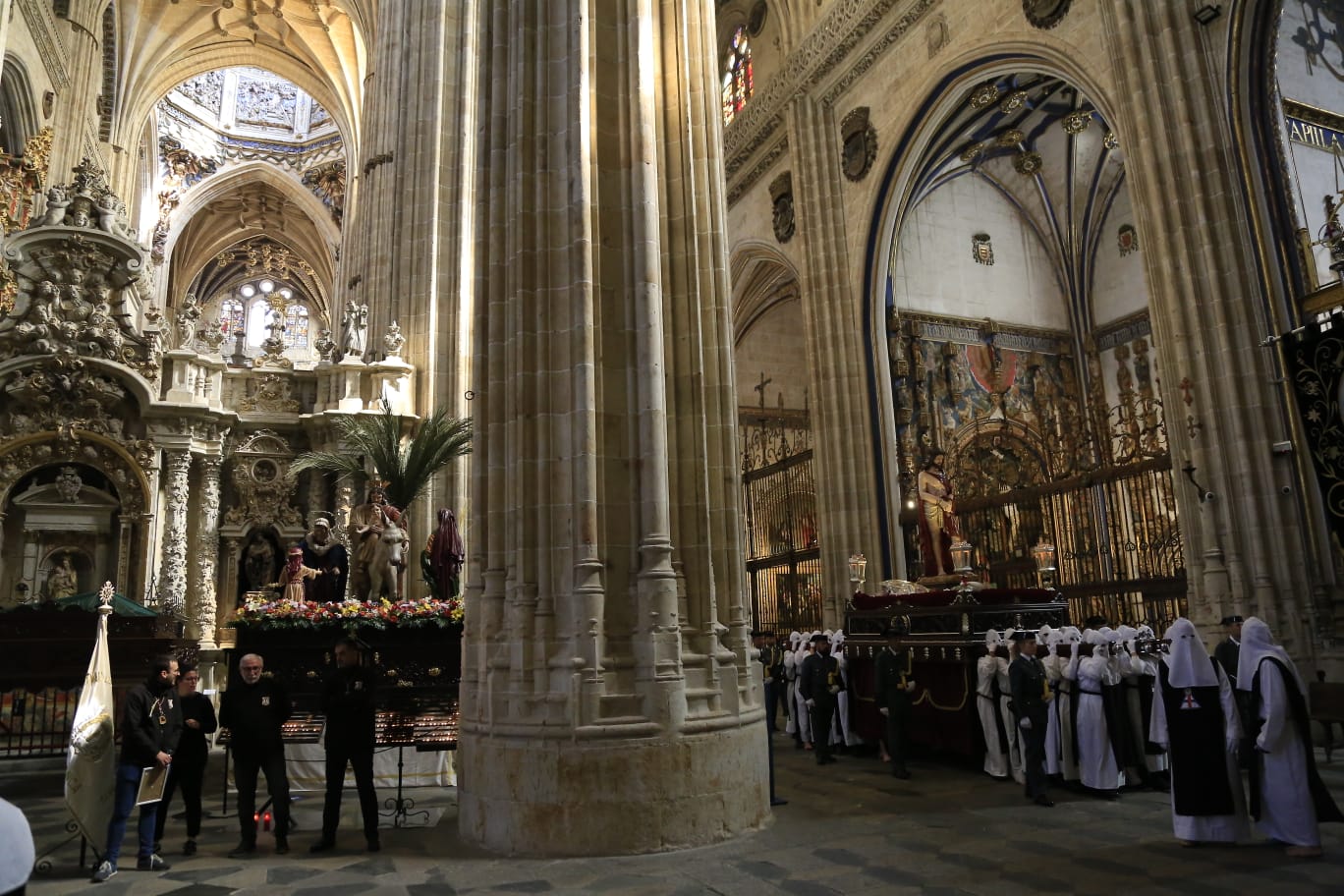 La Hermandad del Vía Crucis acerca la fe a los enfermos del Hospital de la Santísima Trinidad
